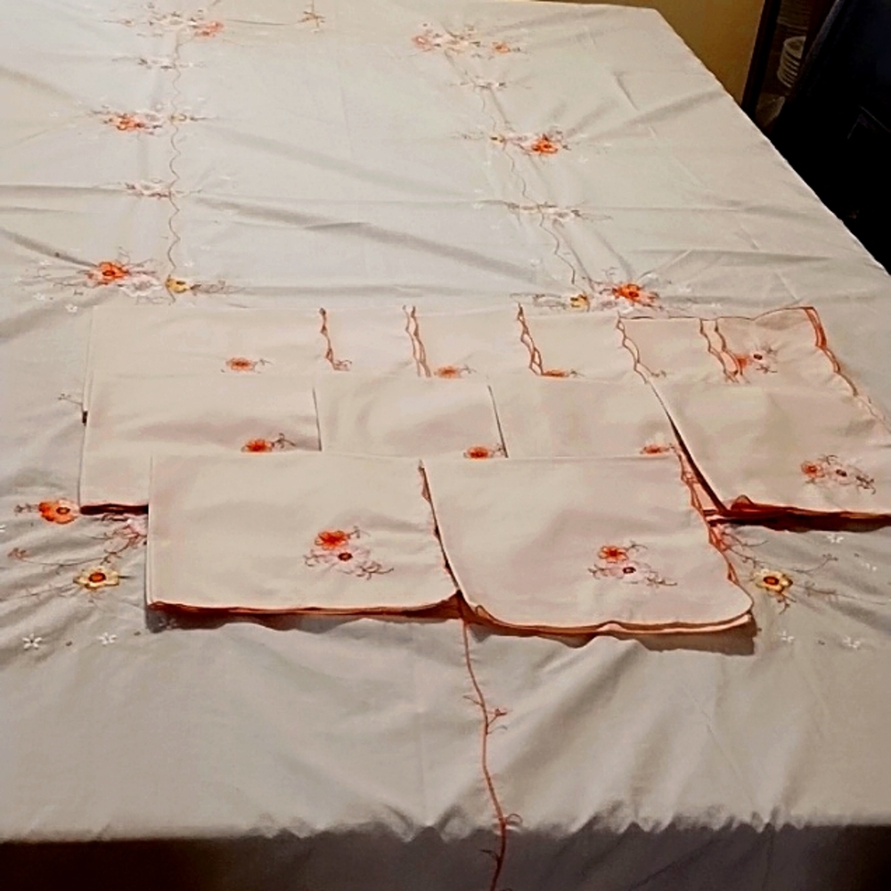Vintage Beautiful  Tablecloths and 12 napkins.   Oval. SIZE …